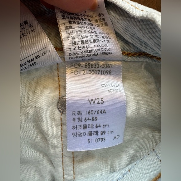 Levi’s womens Cut Off Light Wash Denim
Shorts sz 25 vintage raw hem preloved - Picture 3 of 9